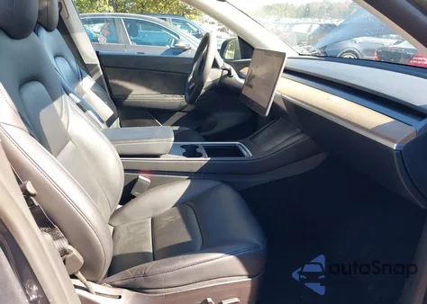 2022 Tesla Model Y Long Range Dual Motor All-Wheel Drive z USA, uszkodzony, nr VIN 7SAYGDEE1NF438239